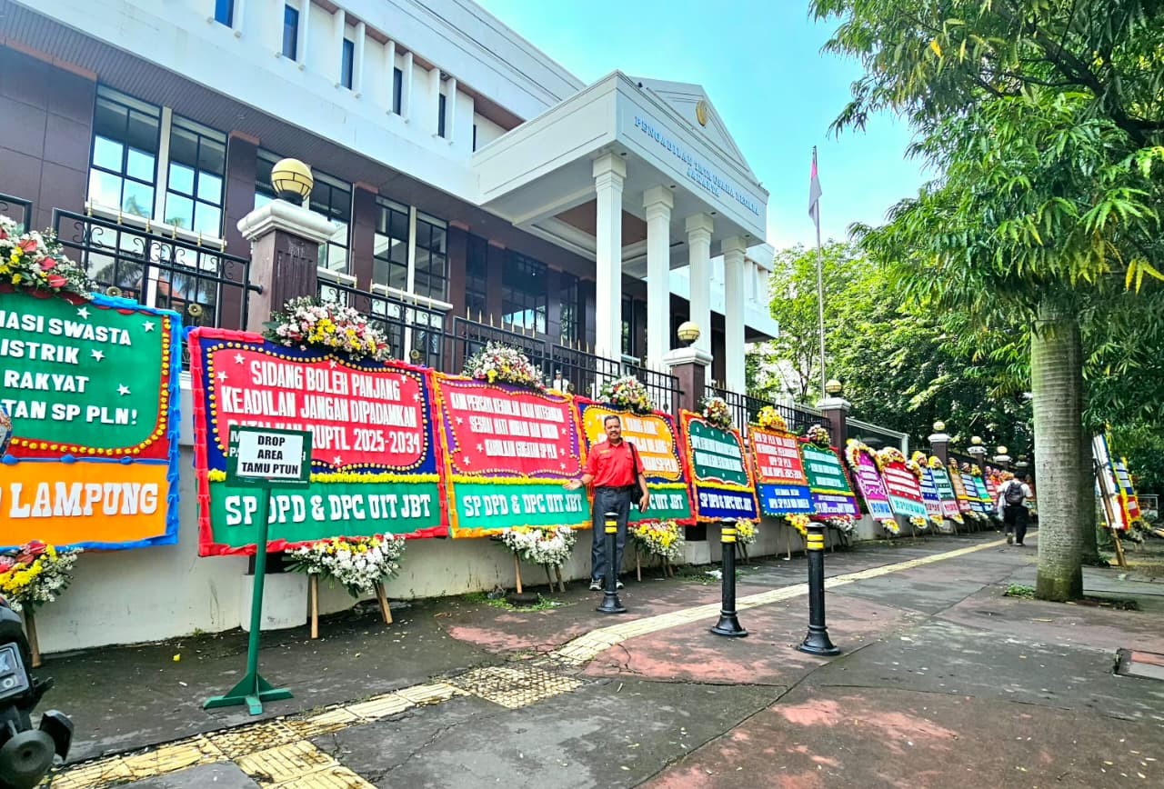 Sidang Lanjutan Gugatan RUPTL: PTUN Jakarta di Banjiri Karangan Bunga