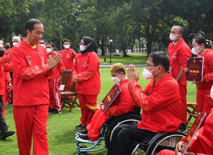 Presiden Jokowi Serahkan Bonus Apresiasi bagi Atlet ASEAN Paragames Ke-11