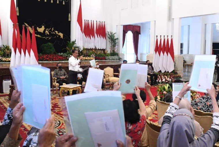 Presiden Jokowi Serahkan 1,5 Juta Sertifikat Hak Atas Tanah