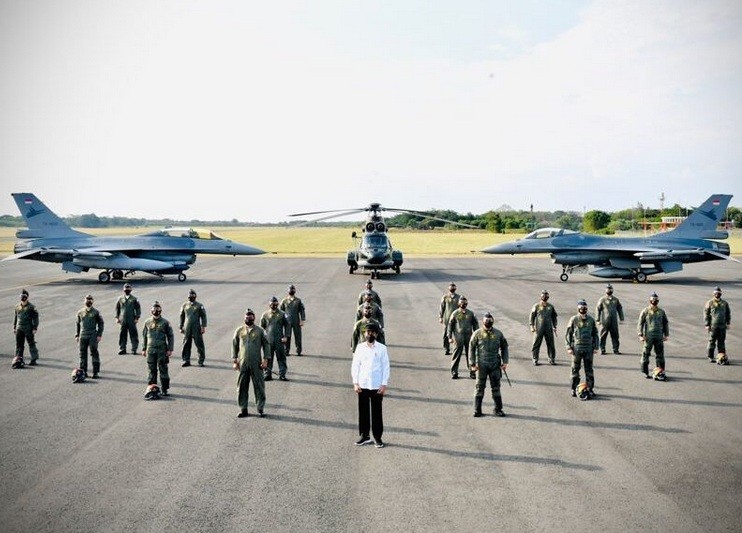 Momen Presiden Foto Bersama Penerbang Garuda Flight dan Nusantara Flight