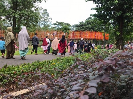 Libur Lebaran, Warga Padati Tebet Eco Park