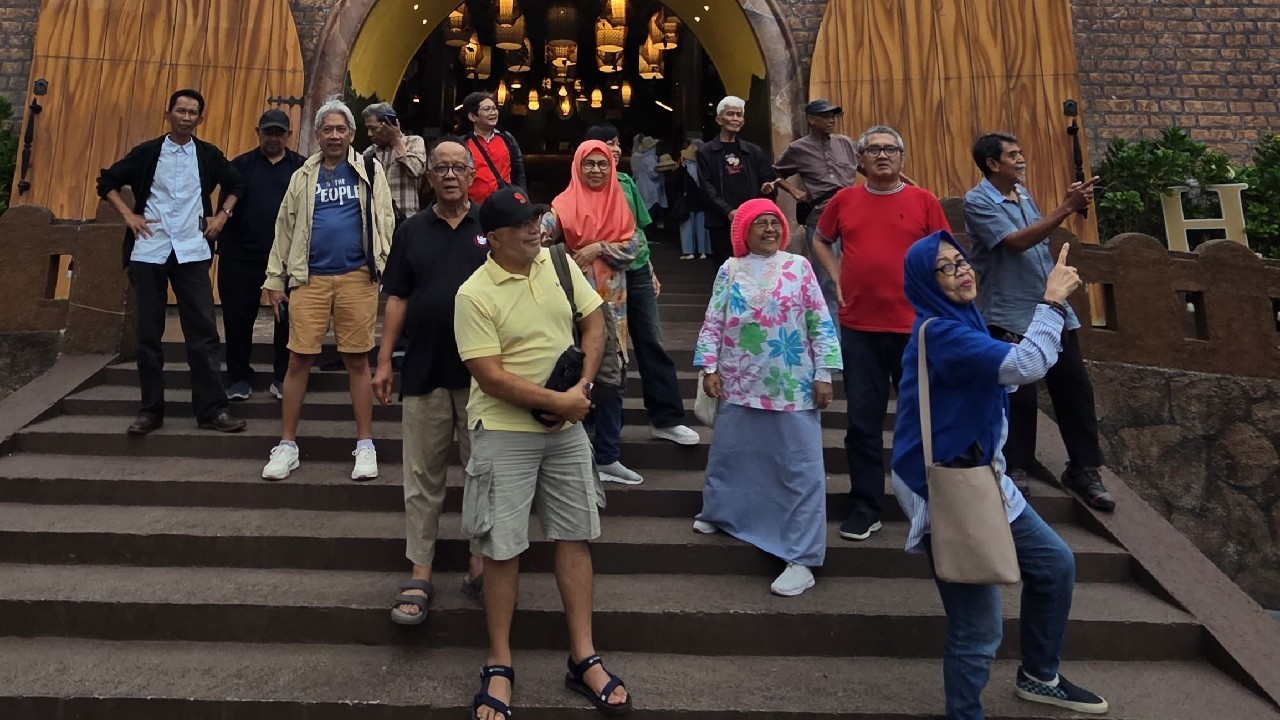 Keseruan Aki-aki dan Nini-nini Kelas 2 IPA 3 SMAN IX Bulungan 78 Reunian dengan Jalan-jalan ke Bandung