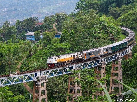 7 Jalur Kereta Api Terindah di Indonesia yang Wajib Kamu Coba