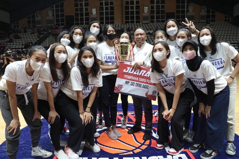 Menpora Serahkan Piala kepada Juara Turnamen Bola Basket Puan Maharani Cup 2022