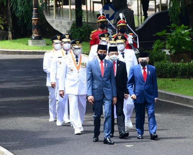 Presiden Jokowi Lantik Tiga Pasang Gubernur dan Wakil Gubernur Terpilih 